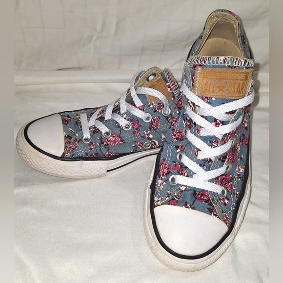 Converse, Youth Size 1, Blue Floral design - Picture 2 of 9